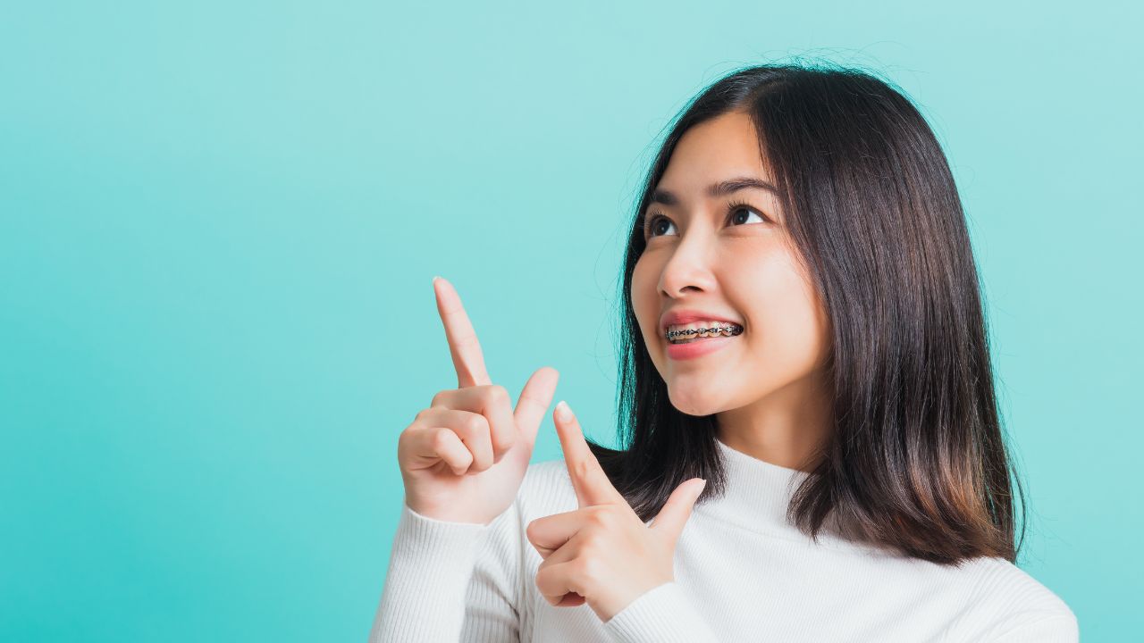 อายุเท่าไรจึงเริ่มจัดฟันได้ และจัดฟันในผู้สูงอายุเป็นไปได้ไหม